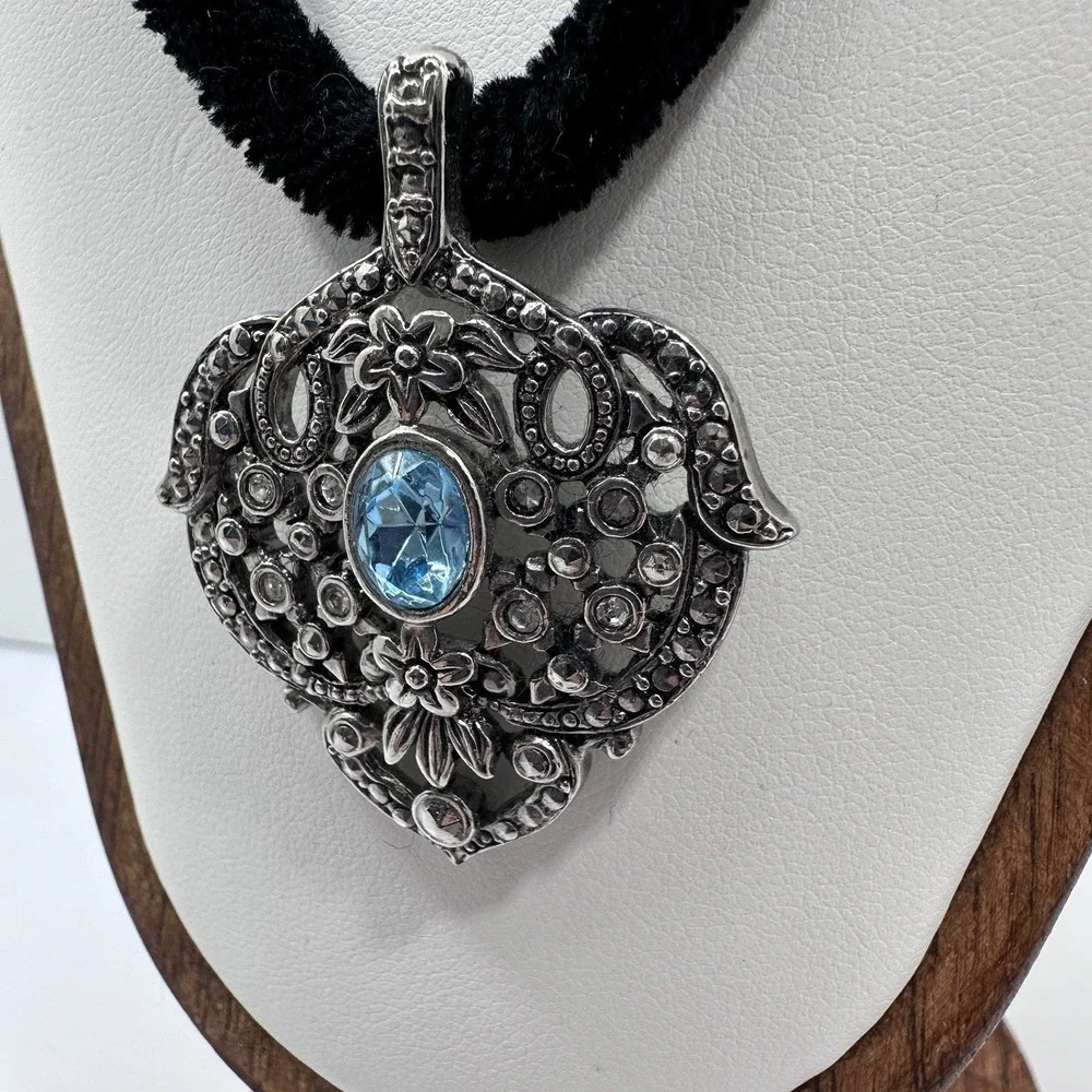 Avon VTG Blue Crystal Pendant Necklace Black‎ Velvet Cord Silver Tone Statement